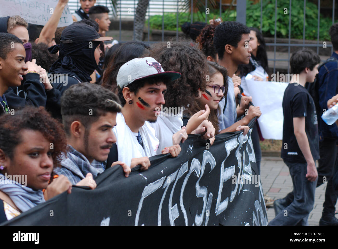 Saol Paulo, Brésil. 10 mai, 2016. Les élèves apportent des banderoles et de crier des slogans contre les dirigeants du gouvernement de Sao Paulo demandant de répondre à leurs problèmes, comme les aliments ne sont pas correctement servi et certaines classes ont également été fermées par l'etat des leaders. Adeleke Crédit : Anthony Fote/Pacific Press/Alamy Live News Banque D'Images