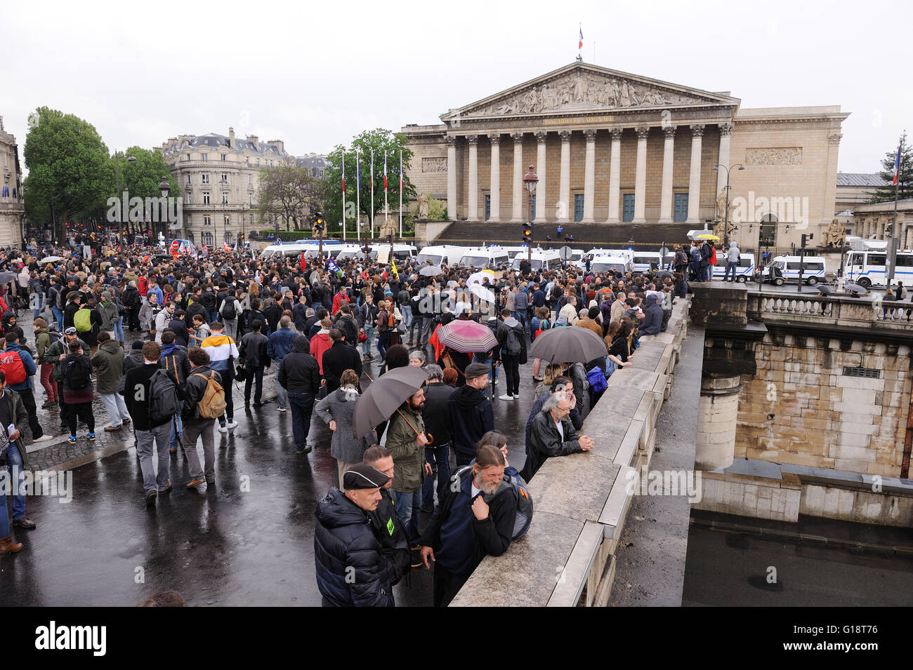 Paris, France. 10 mai, 2016. Manifestation devant l'Assemblée nationale française à la suite de l'utilisation par le gouvernement français de l'article 49.3 d'adopter la loi "Travail" sans aucun vote de députés. - Laurent Paillier / Le Pictorium/ Alamy Live News Banque D'Images