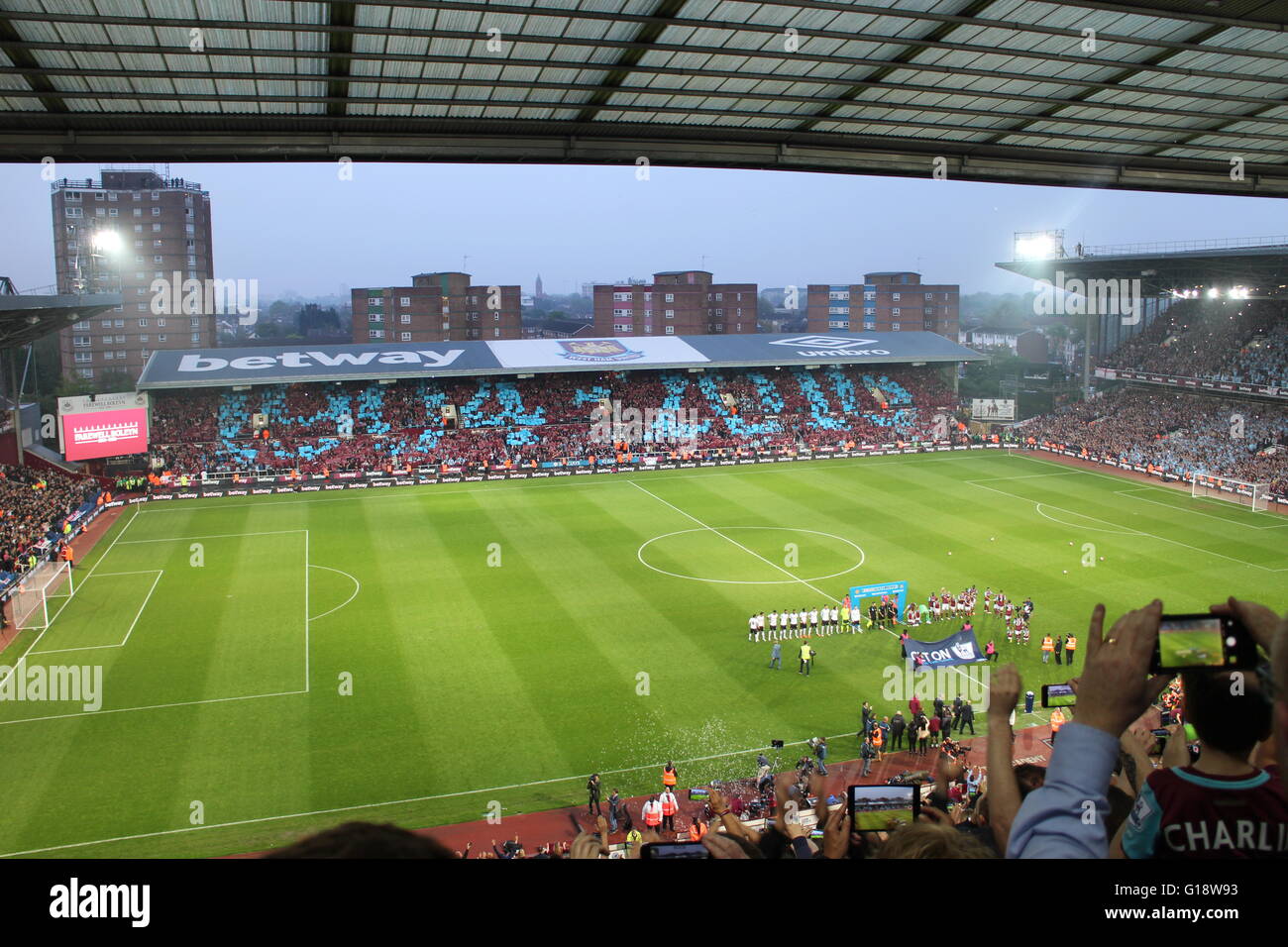 Upton Park, East London. 100516. Fans au stand de l'Boleyn Ground montrer les dates de West Ham United, de la location est de Londres comme terrain de football de l'équipe de marteaux entre dans le terrain avec les joueurs de Manchester United. West Ham a remporté le match 3-2 après avoir diminué par 2 buts à un. C'était le dernier match qui aura lieu dans le stade avant de partir à West Ham au stade olympique avant le début de la saison prochaine. 10 mai 2016. Ref : CMT11-60485-110516 Brophy / WWW.LMKMEDIA.COM Médias Historique Banque D'Images