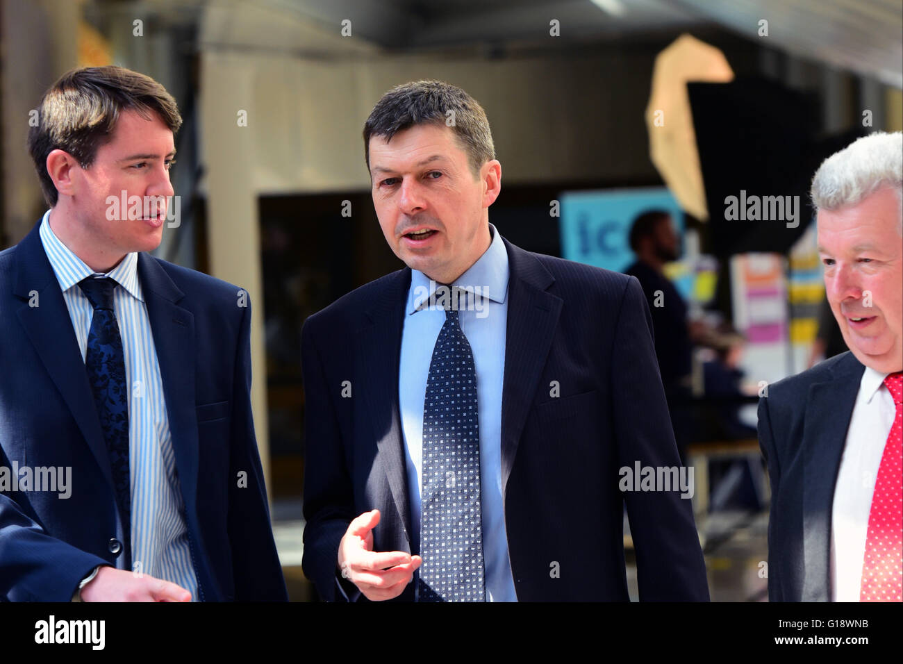 Edinburgh, Ecosse, Royaume-Uni, 11 mai, 2016. MSP Travail écossais Ken Macintosh (C), qui est de se présenter à une élection en tant que Président, avec des collègues dans le hall du parlement écossais à la veille de la nouvelle session, le Crédit : Ken Jack / Alamy Live News Banque D'Images