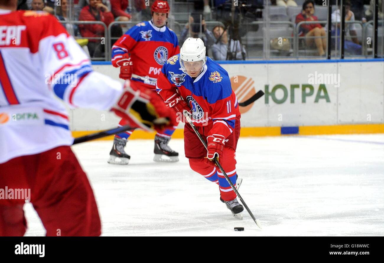 Le président russe Vladimir Poutine, se déplace pour tirer sur le net pendant la nuit Hockey League match de gala au palais de glace Bolchoï Le 10 mai 2016 à Sotchi, Russie. Banque D'Images