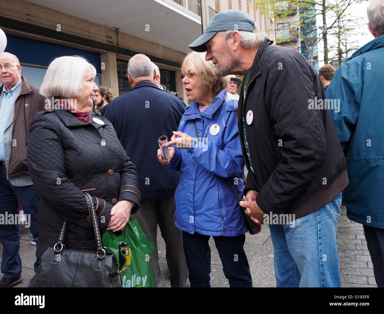 Exeter UK 11 mai 2016 Brexit bataille autobus arrive à Exeter. manifestants partisans démontrer © Anthony Collins/Alamy Live New Banque D'Images