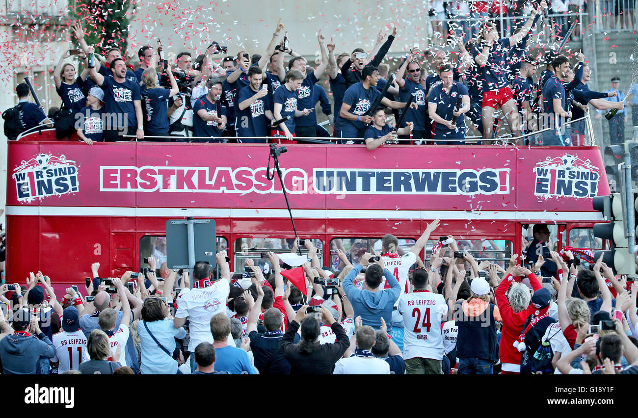 Leipzig, Allemagne. Le 11 mai, 2016. Les joueurs de Leipzig d'un courage open top bus après la promotion à la premières ligue de la Bundesliga allemande. Aujourd'hui est le jour du match entre RB Leipzig vs Karlsruher SC dans la Red Bull Arena, à Leipzig, Allemagne, 11 mai 2016. Photo : Jan Woitas/dpa/Alamy Live News Banque D'Images