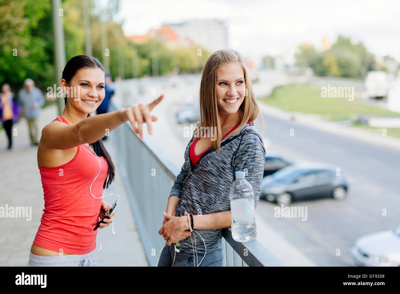 Mettre en place des femmes qui parlent en plein air après le jogging Banque D'Images