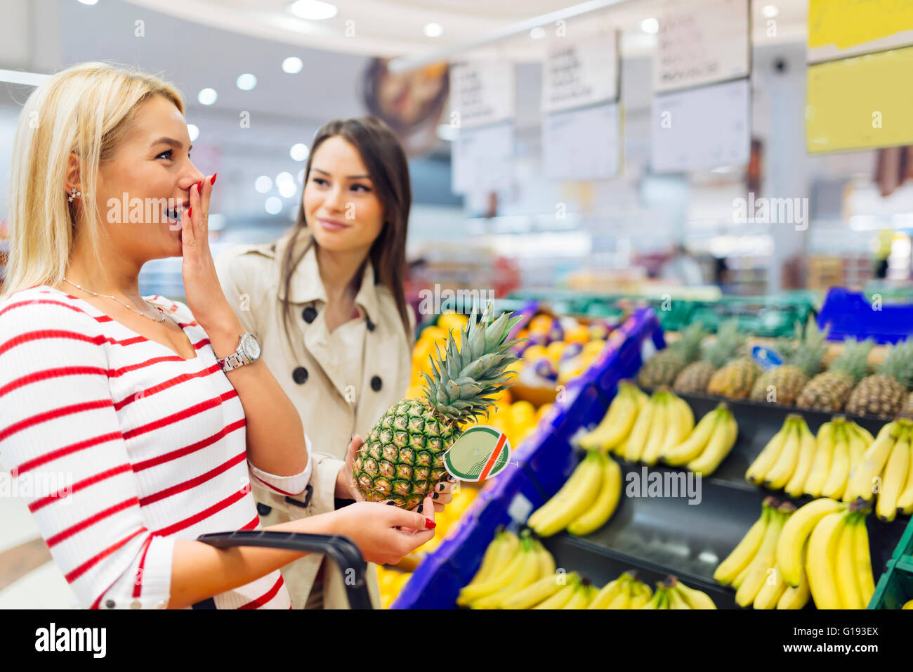 Belles femmes shopping fruits et légumes en supermarché Banque D'Images