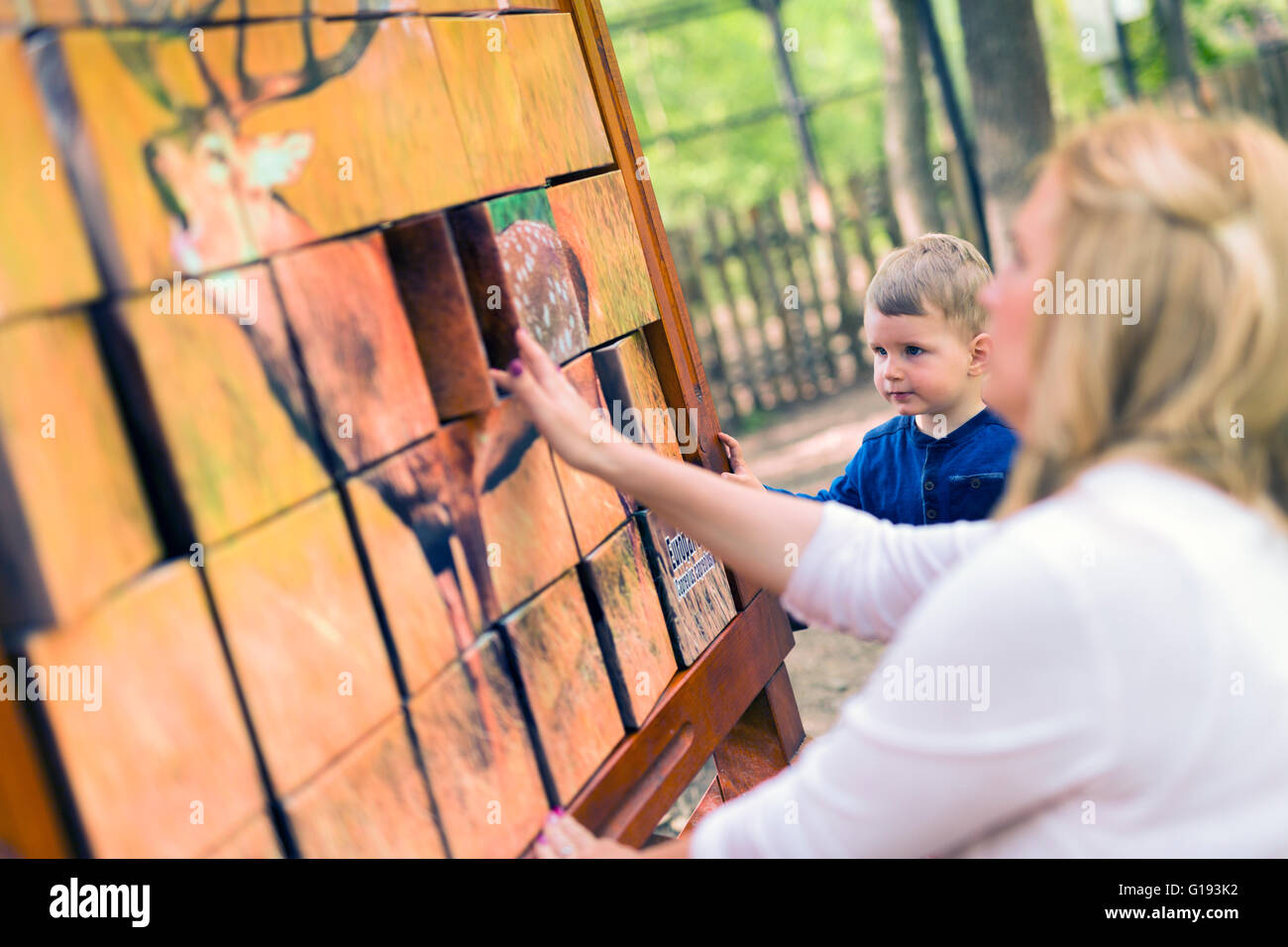 Belle mère et de son fils jouant sur l'aire de jeux Banque D'Images