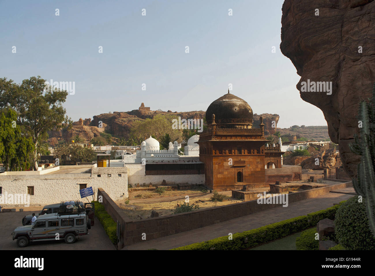 Vue d'une mosquée près de la grotte, Badami, Karanataka, Inde. Badami fort est vu dans la distance. Banque D'Images