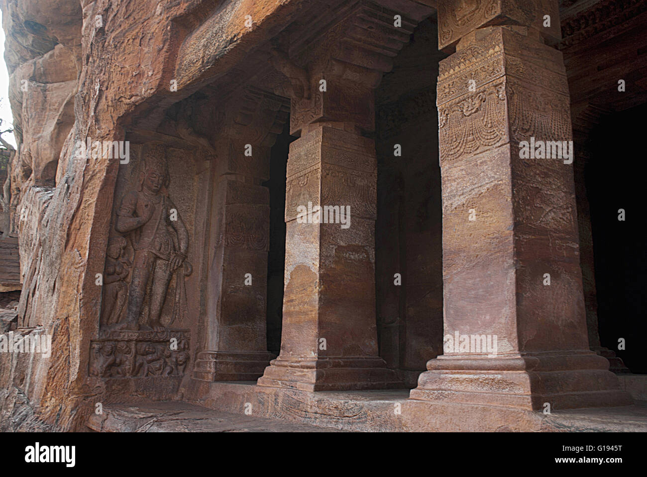 Cave 2 : façade, vue côté droit. Les grottes de Badami, Karnataka, Inde. Des sculptures représentant des nains de ganas (bovins et équins avec h Banque D'Images