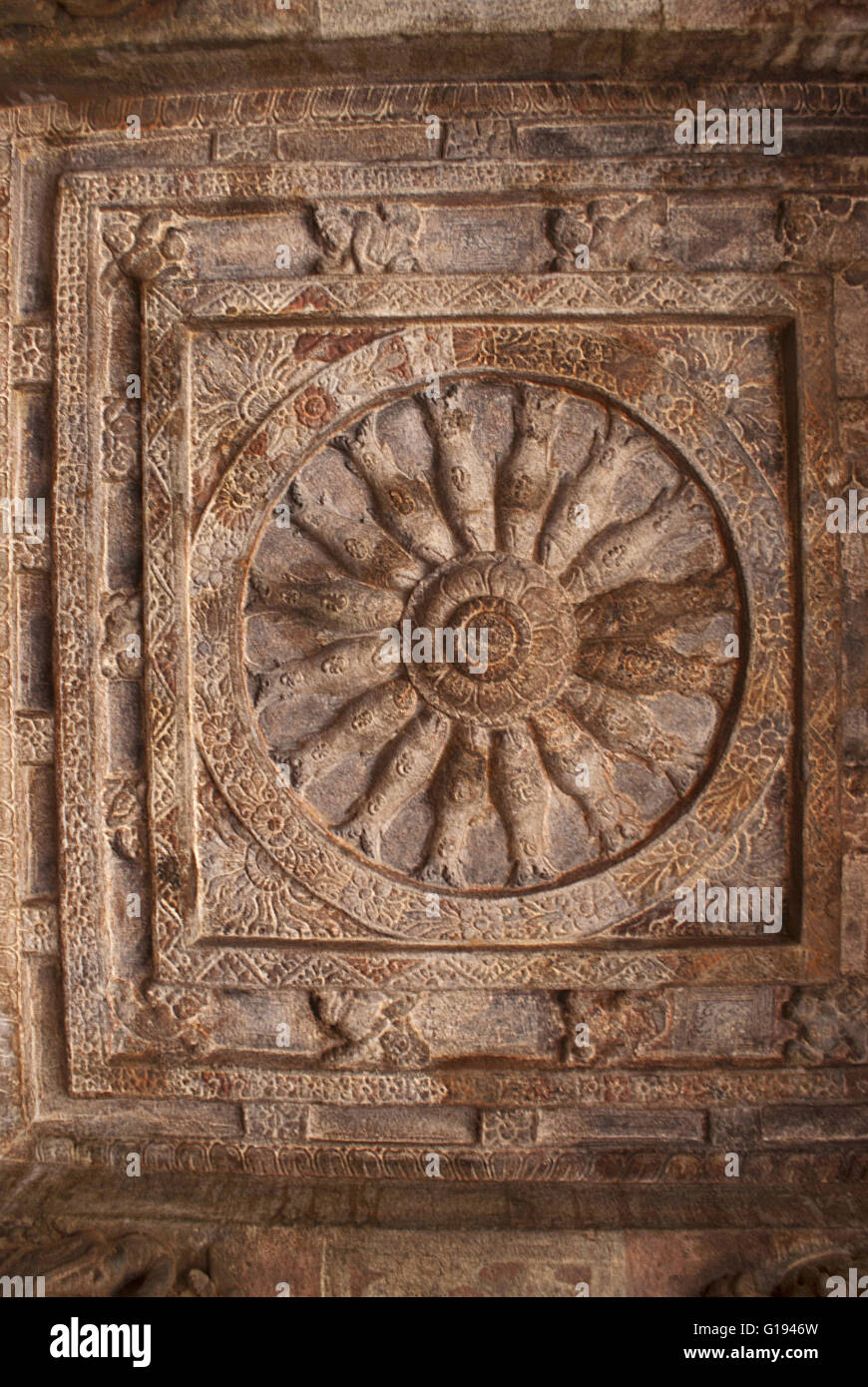 Plafond : 2 cave montrant une roue avec 16 rayons de poissons dans un cadre carré. Les grottes de Badami, Karnataka, Inde. Banque D'Images