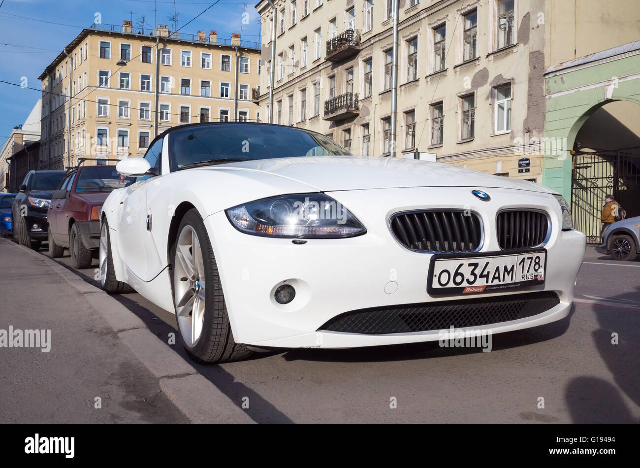 Saint-pétersbourg, Russie - 13 Avril 2016 : Blanc BMW Z4 E85 voiture conçue par l'architecte danois Anders réchauffement climatique. Le roadster est park Banque D'Images