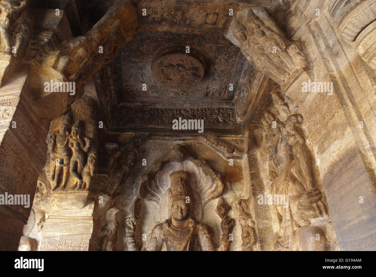 Cave 3 : figures sculptées de Vishnu assis sur un serpent à capuchon appelé l'Ananta ou sur le côté est de la verandha. Badami Banque D'Images