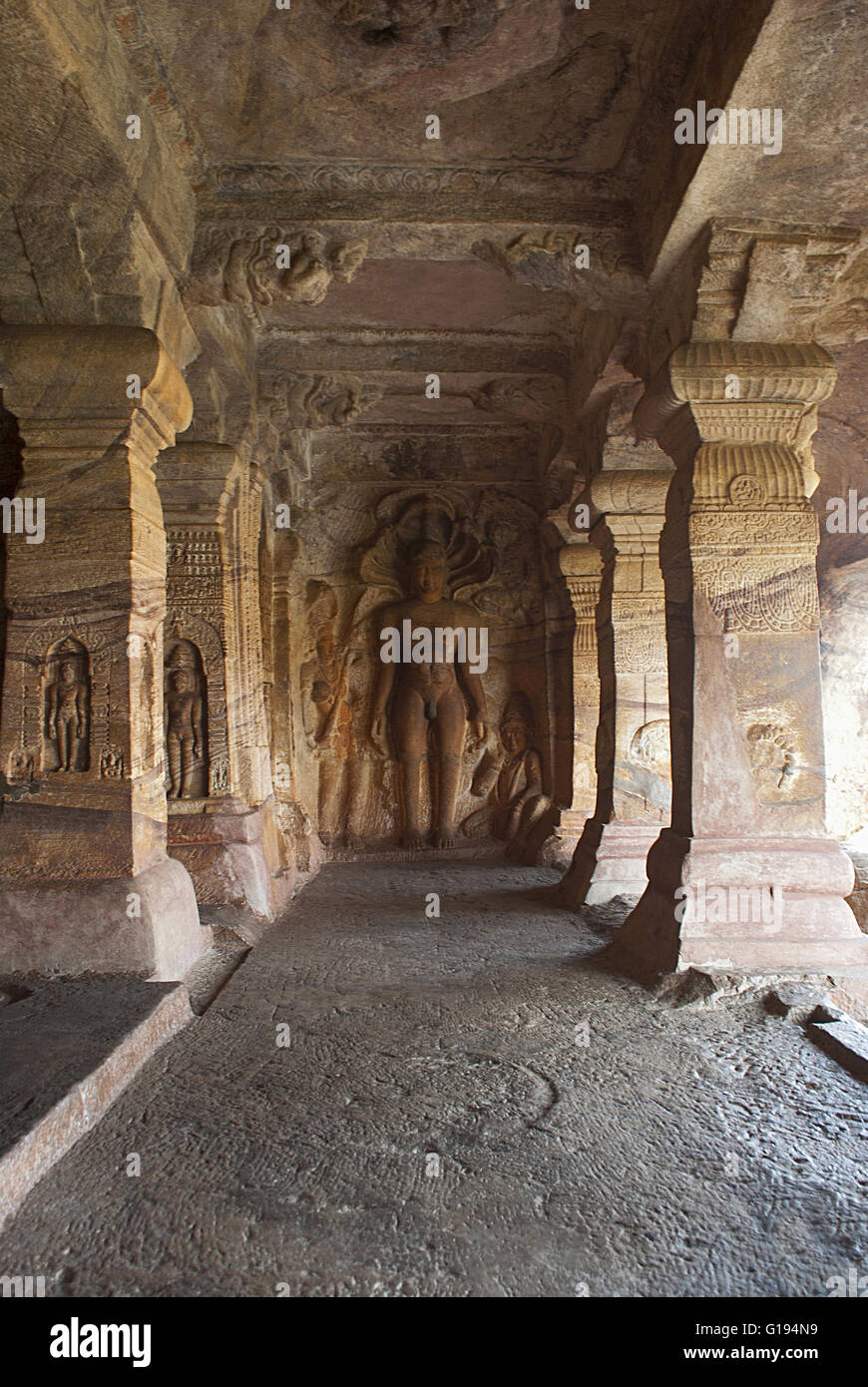 Grotte 4 : La figure sculptée de Tirthankara Parshvanath avec sa tête décorée avec un représentant cobra et protection Banque D'Images