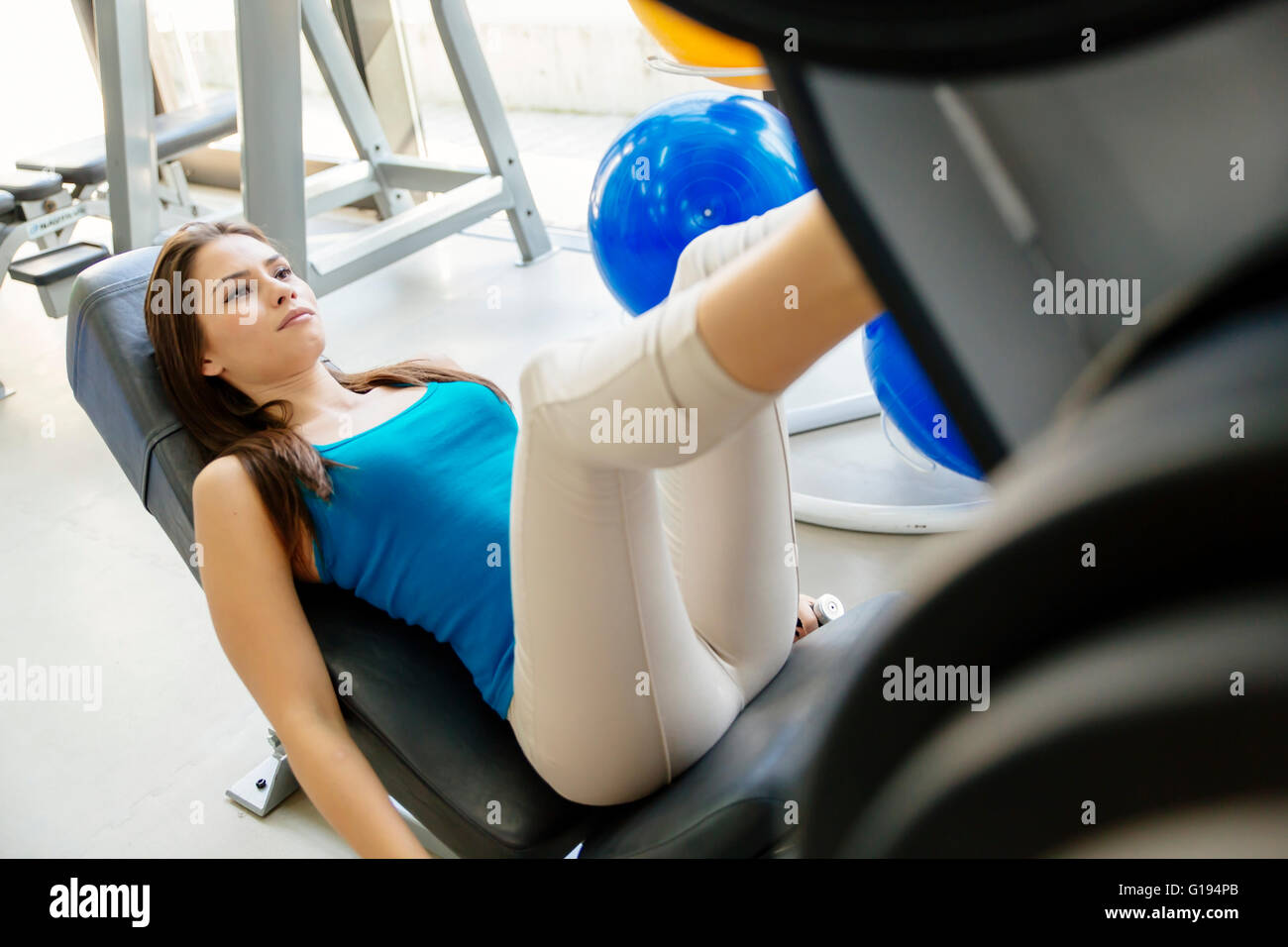 Femme travaillant dans une salle de sport et les jambes de formation Banque D'Images