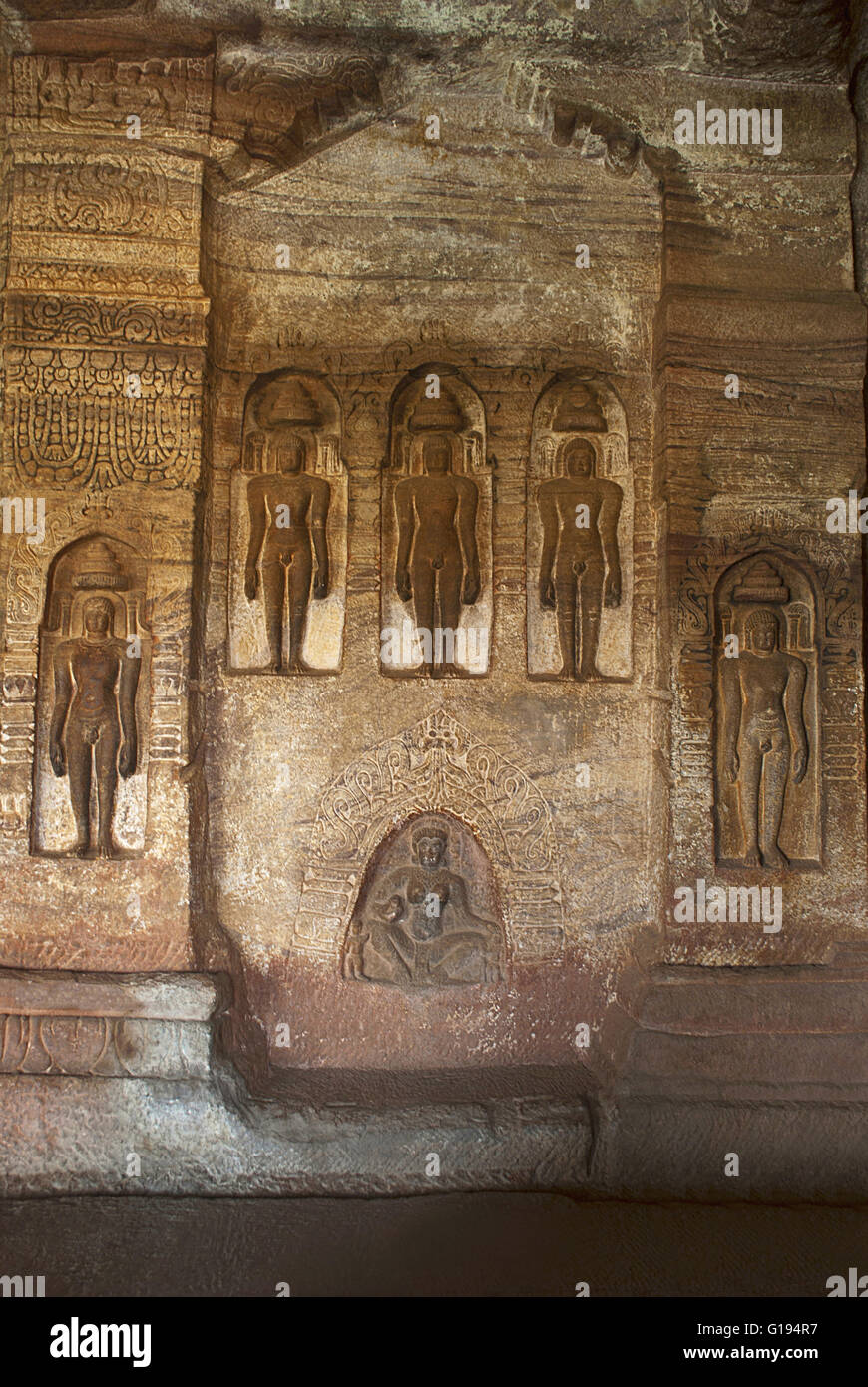 Grotte 4 : Jaina Tirthankara images gravés sur les piliers et les murs intérieurs. Il y a des idoles de Yakshas, Yakshis, Padmavati et ot Banque D'Images
