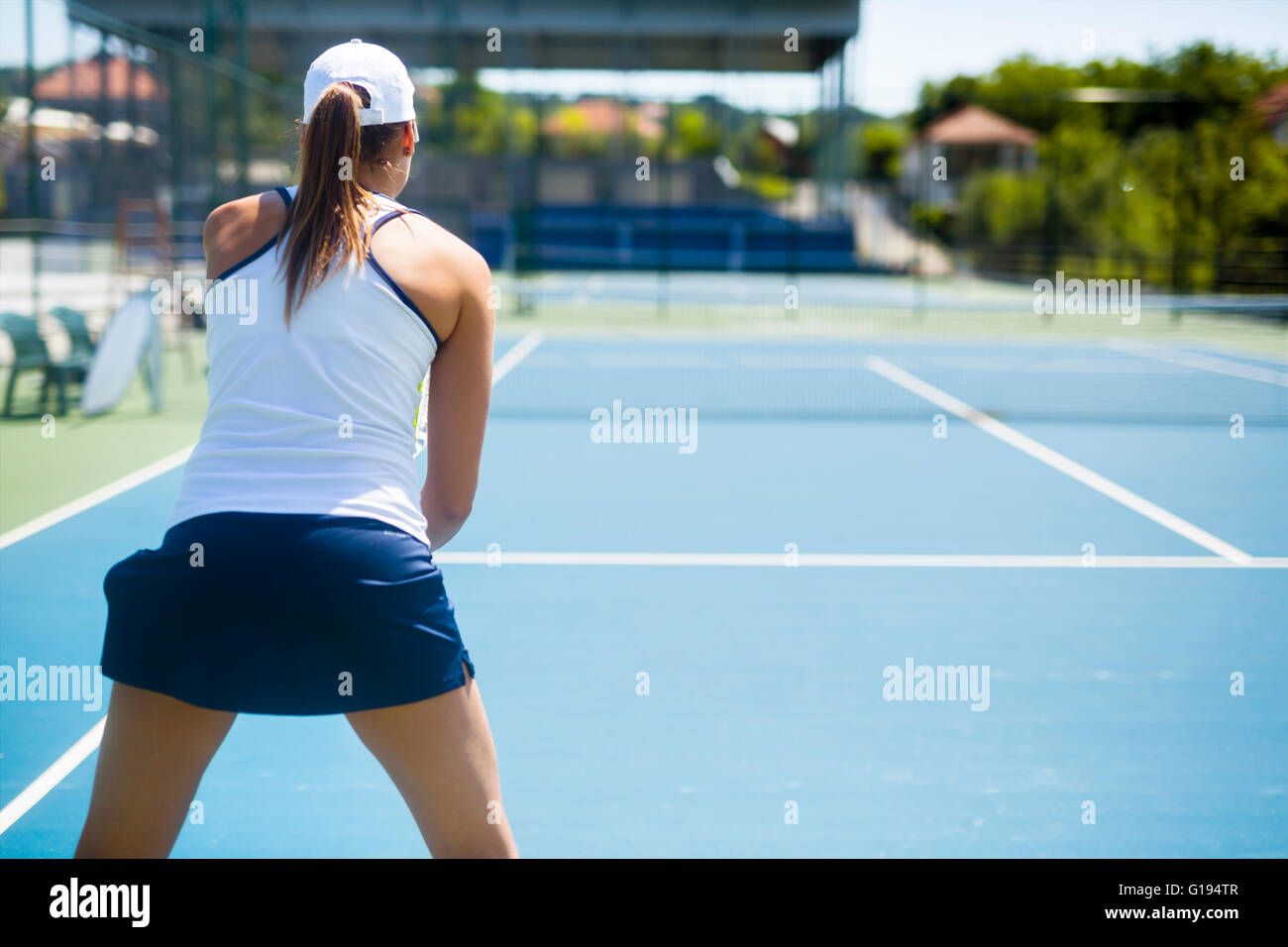 Tennis player dans une attitude de service Banque D'Images