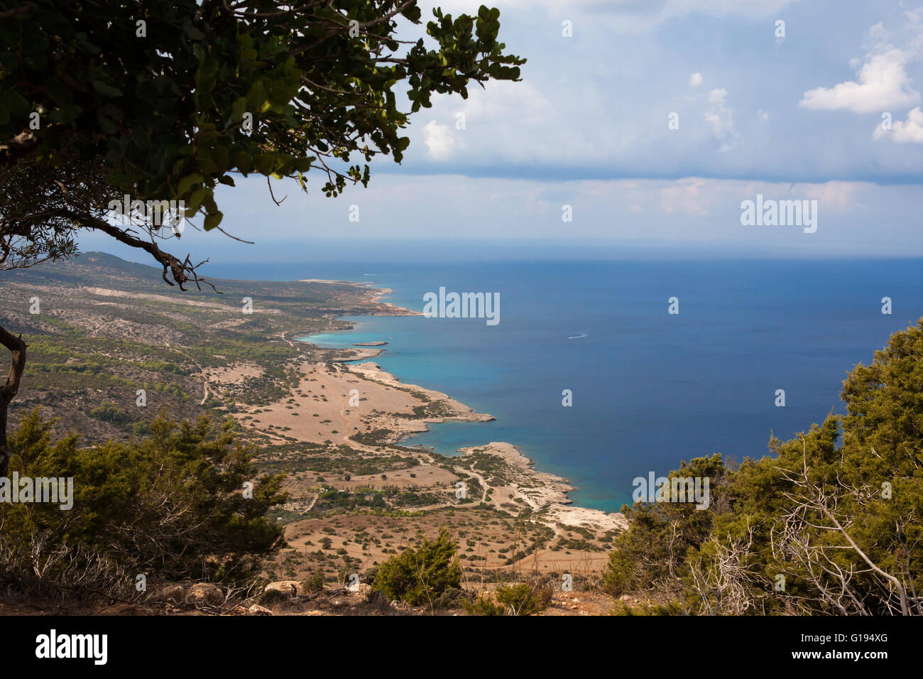 La vue vers l'ouest et Amoróza Arnaoútis Fontána Cape de Moúti tis Sotíras sur le sentier d'Aphrodite, péninsule Akámas, Chypre Banque D'Images