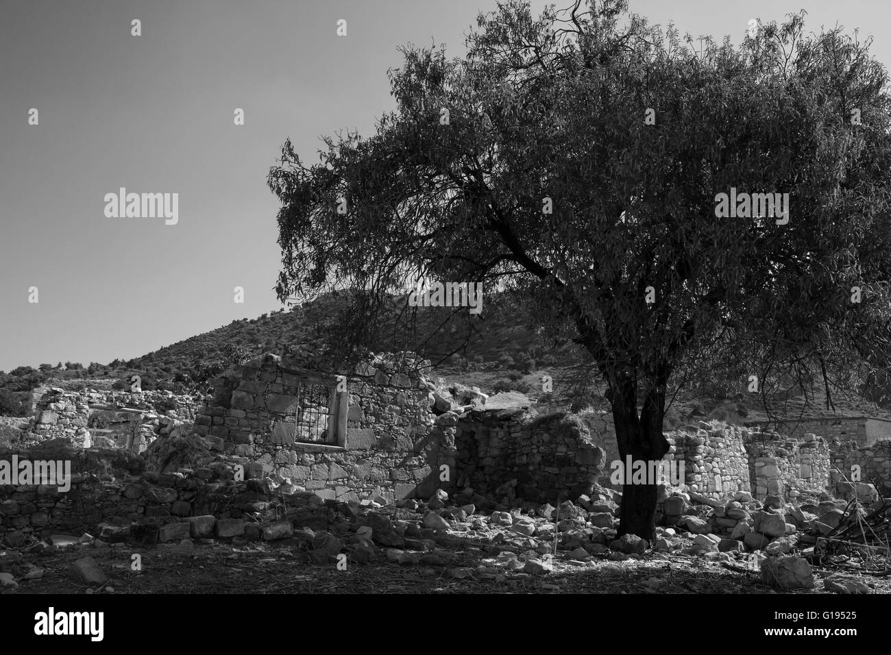 Le village abandonné de Souskioú : habitations en ruine dans un ex-enclave turque dans la partie grecque de l'île : version noir et blanc Banque D'Images