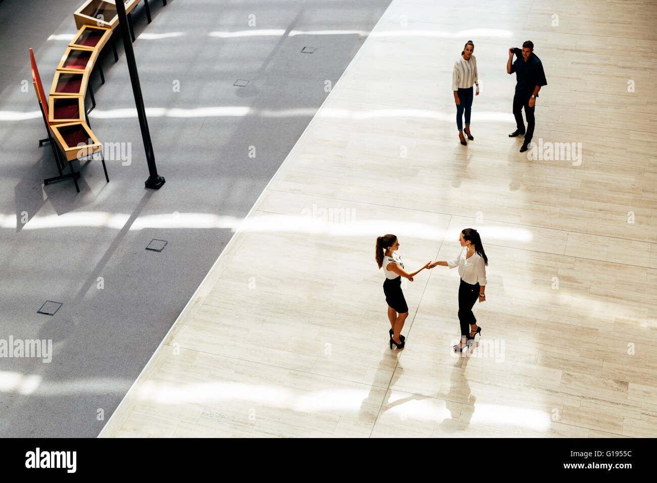 Les jeunes gens d'affaires avant de commencer à travailler dans leur bureau Banque D'Images