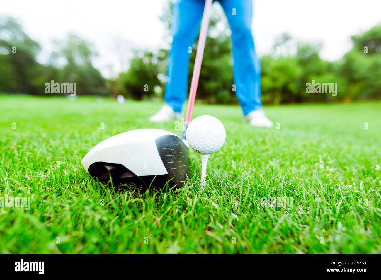 Golfeur s'apprête à prendre un coup. Gros plan et photo grand angle Banque D'Images