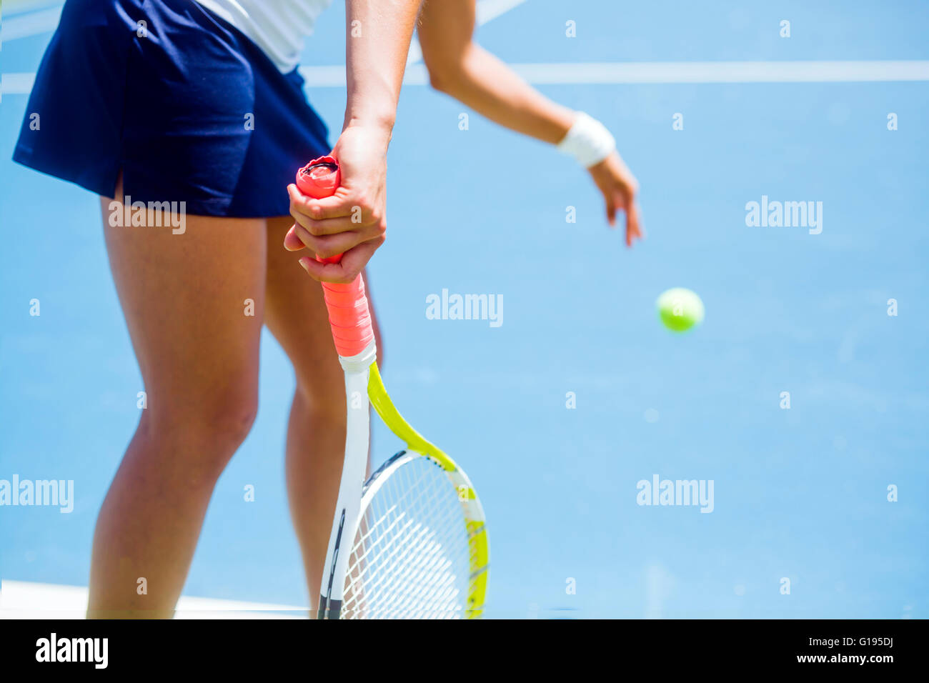 Belle tennis player desservant piscine Banque D'Images