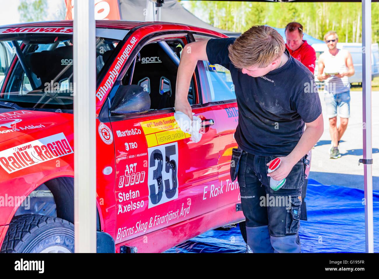 Emmaboda, Suède - mai 7, 2016 : 41ème Rallye de Suède du Sud dans le centre de services. Travail de l'équipage sur Mitsubishi EVO IX rouge équipe à Adolfss Banque D'Images