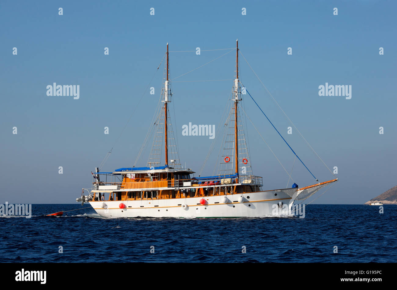 Un bateau de tourisme la voile dans la mer Adriatique, la Croatie Banque D'Images