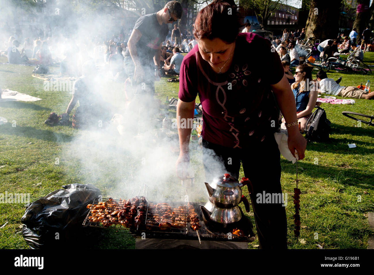 Londres hackney. Parc des champs. dimanche après-midi au soleil. une famille turque cuire les brochettes et faire du thé sur un barbecue. Banque D'Images
