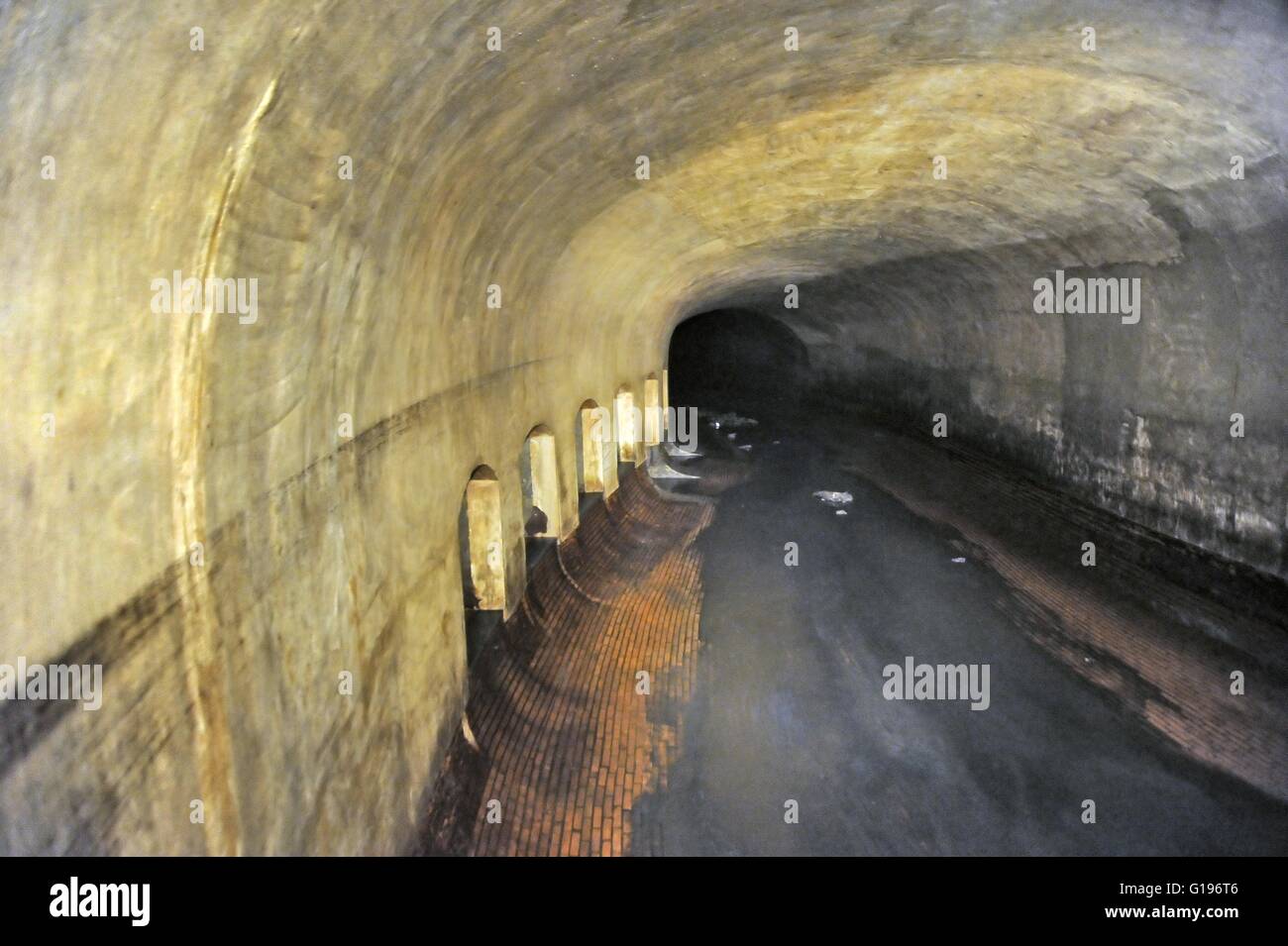 Milan (Italie), l'un des principaux hubs de Milan hydraulique système d'égouts sous carré Bonomelli, construit entre 1900 et 1927. Banque D'Images