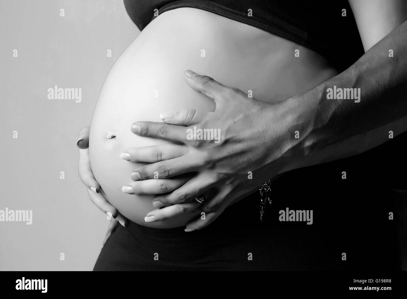 Libre de femme enceinte et son mari de toucher son ventre. Attendez la famille nouvel enfant. Banque D'Images