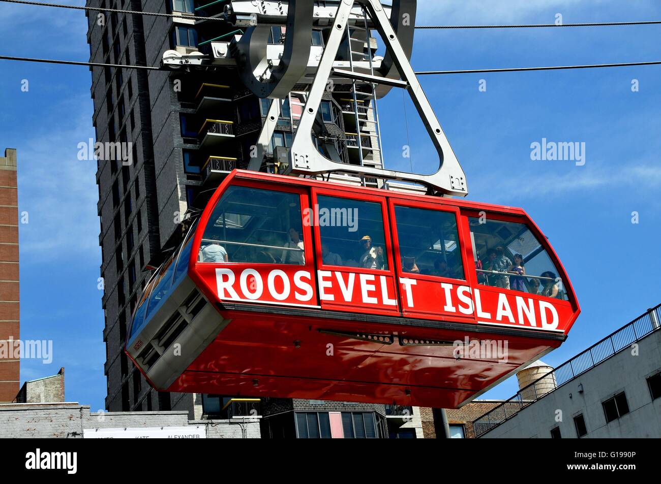 New York City : Roosevelt Island Tramway suspendu de câbles en acier lourd en route vers Manhattan Banque D'Images