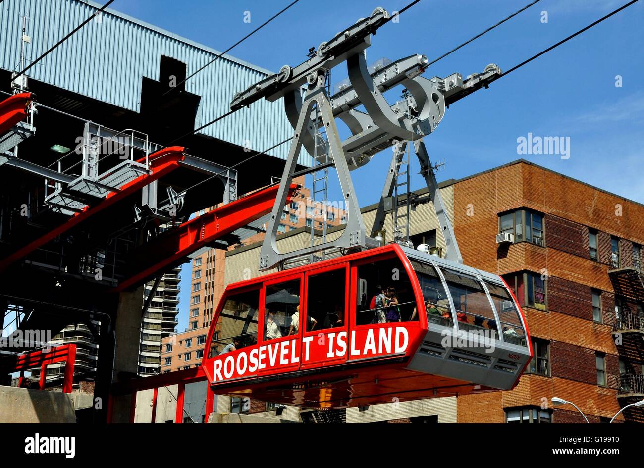 New York City : Roosevelt Island tramway remplis de passagers qui arrivent à la 2e Avenue et 59e Rue Est Banque D'Images