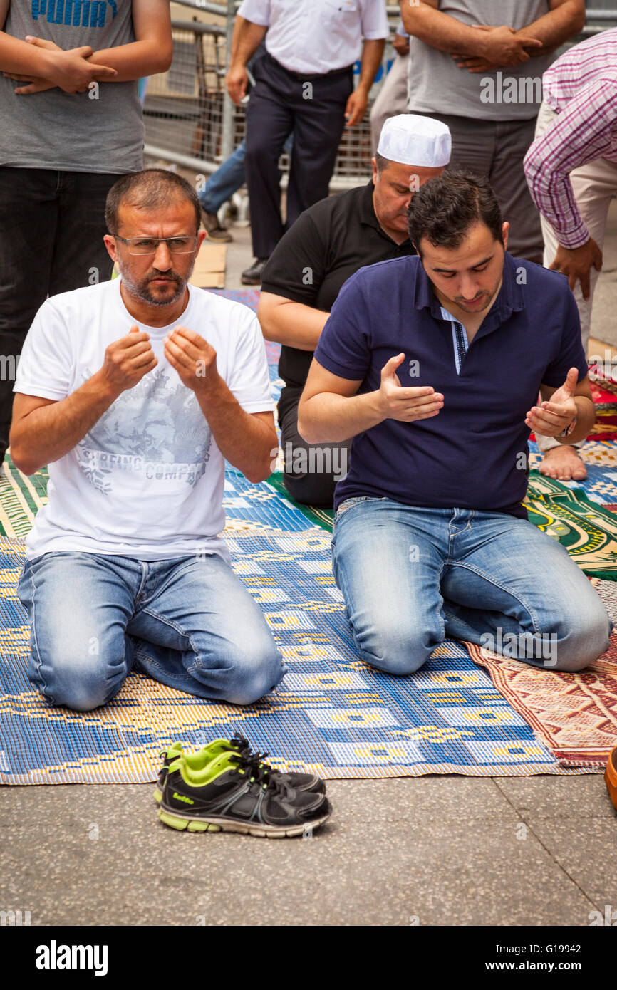 Prier les musulmans lors de la prière du vendredi dans une rue près de la Place Taksim, Istanbul, Turquie Banque D'Images