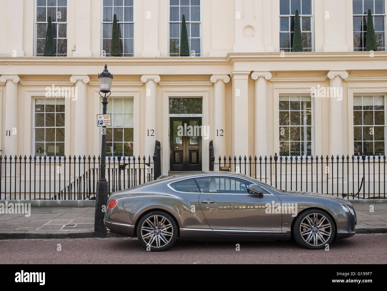 Voiture de luxe coupé Bentley garée à l'extérieur de la propriété mitoyenne Géorgienne élégante, Regents Park, London, UK Banque D'Images