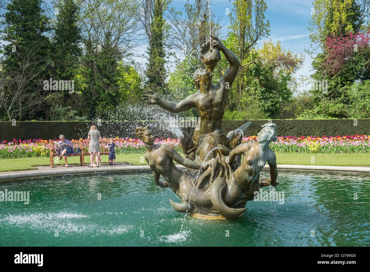 Fontaine du Triton, sculpture représentant un dieu de la mer qui souffle dans un coquillage avec deux sirènes à ses pieds, Regents Park, London, UK Banque D'Images