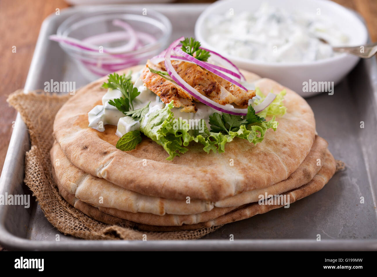 Sandwich Pita au poulet avec sauce de concombre Banque D'Images