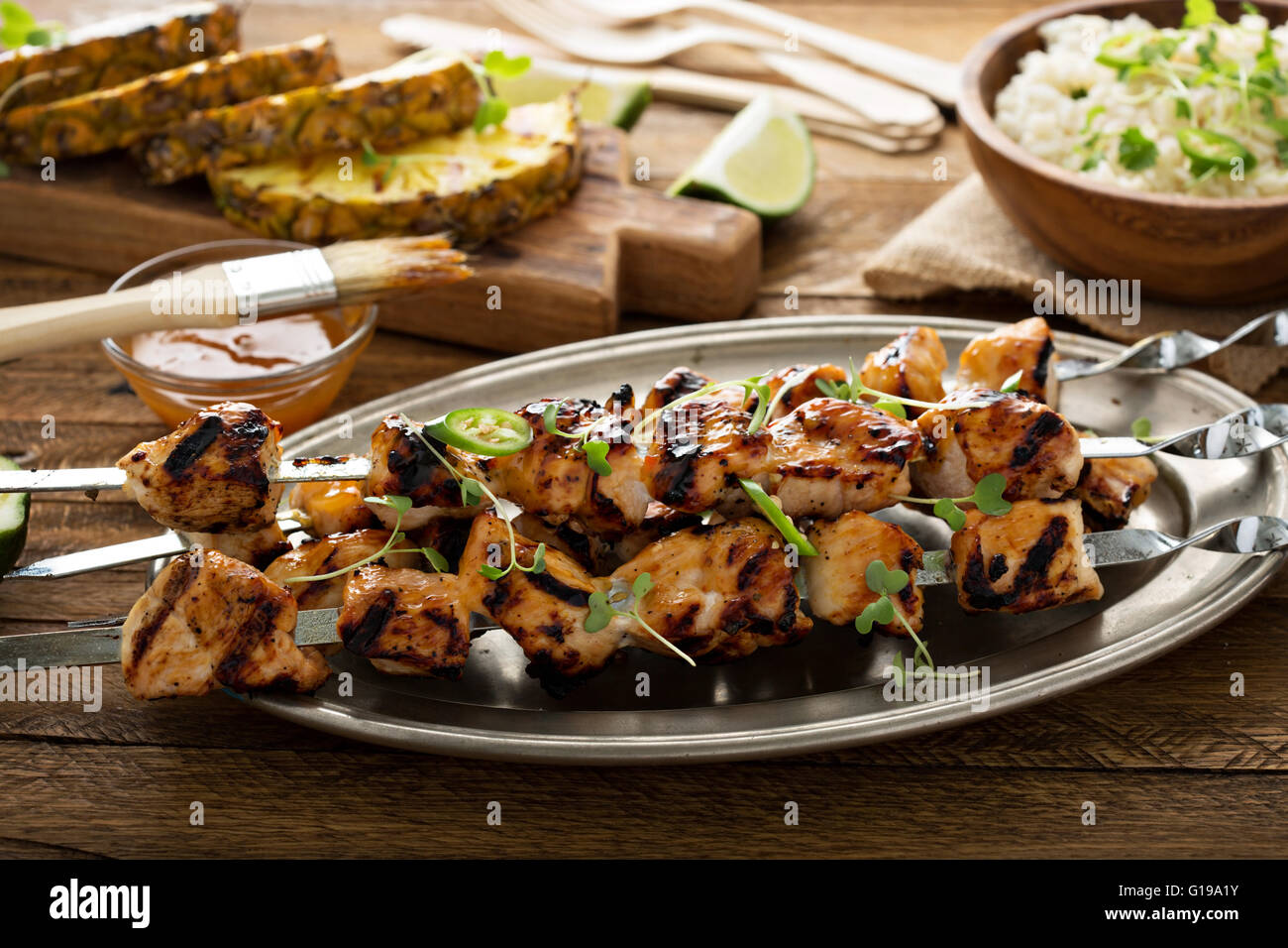 Brochettes de poulet, sauce aigre-douce Banque D'Images