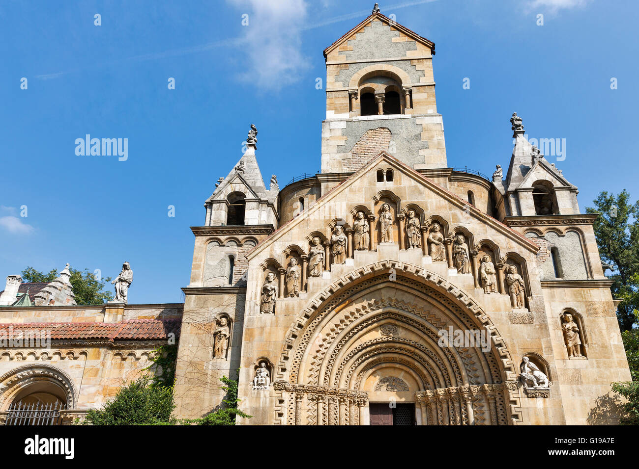 La chapelle de Jak église gothique. Le château de Vajdahunyad, Budapest. Belle église médiévale avec grand portail. Banque D'Images