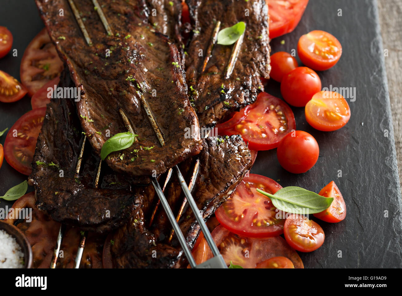 Bavette de boeuf en brochettes avec des tomates Banque D'Images