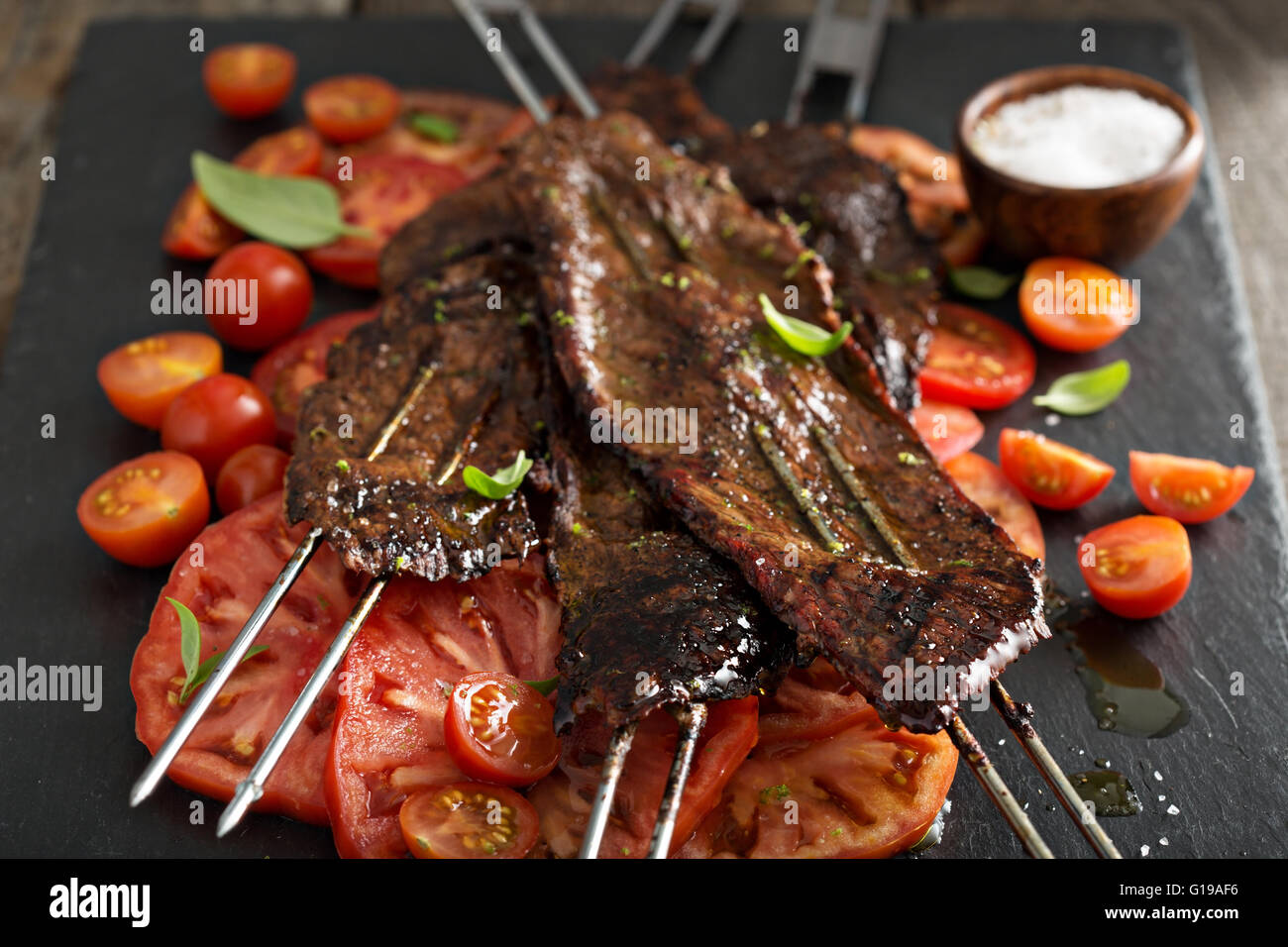 Bavette de boeuf en brochettes avec des tomates Banque D'Images