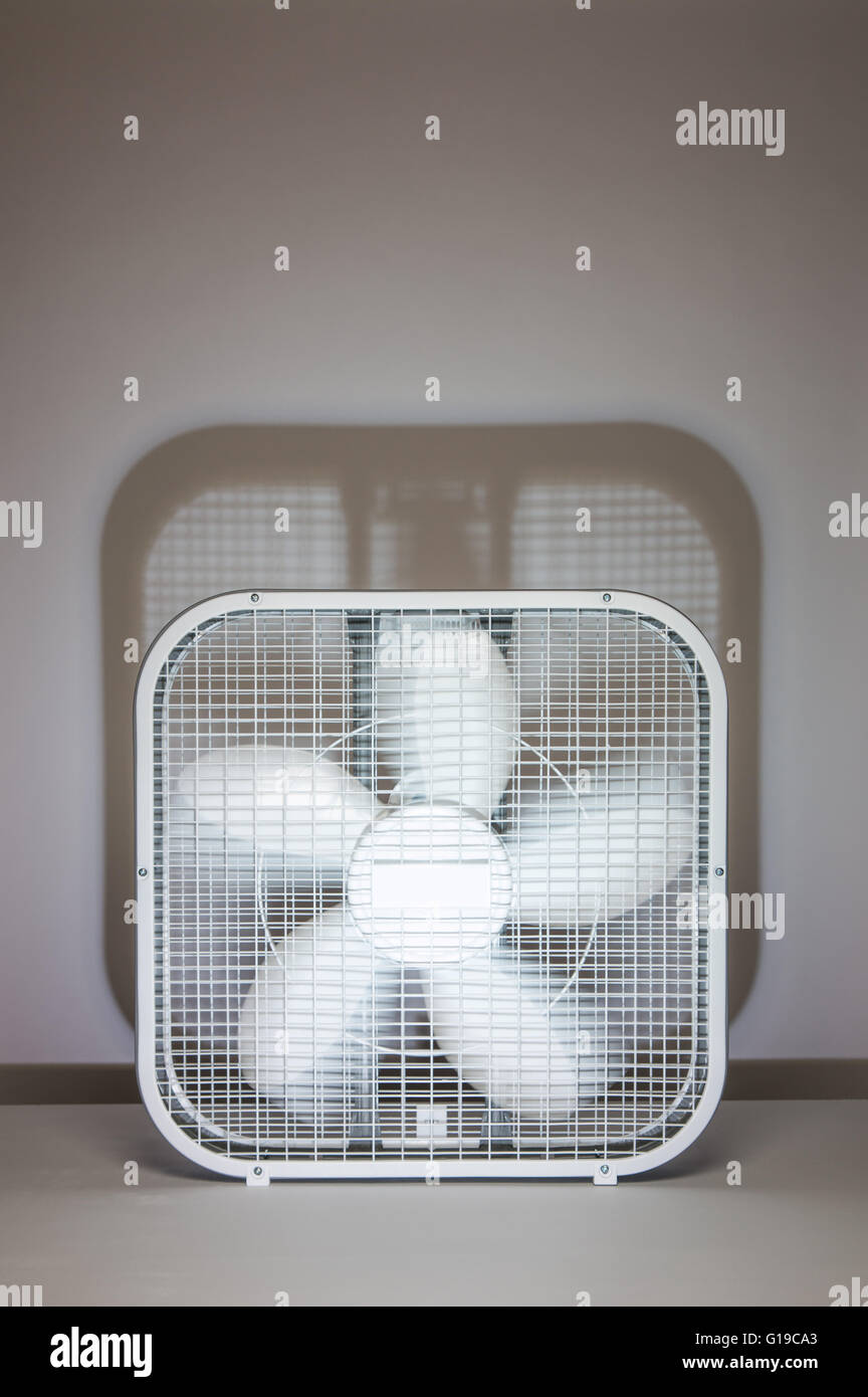 Fort ventilateur dans Motion, pales tournant tourné en studio avec une ombre distinctes Banque D'Images