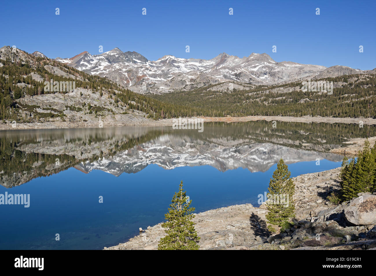 Reflet de la montagne dans la région de Waugh Lac avec un faible niveau d'eau en raison de la sécheresse en Californie Banque D'Images