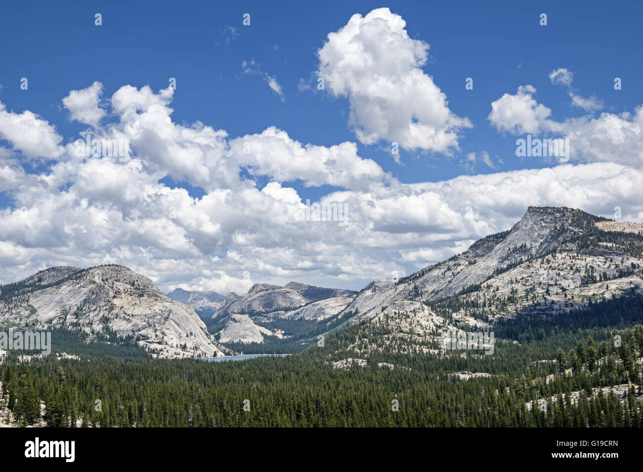 Et le Lac Tenaya tuolumne granite dômes et des sommets de Yosemite National Park Banque D'Images