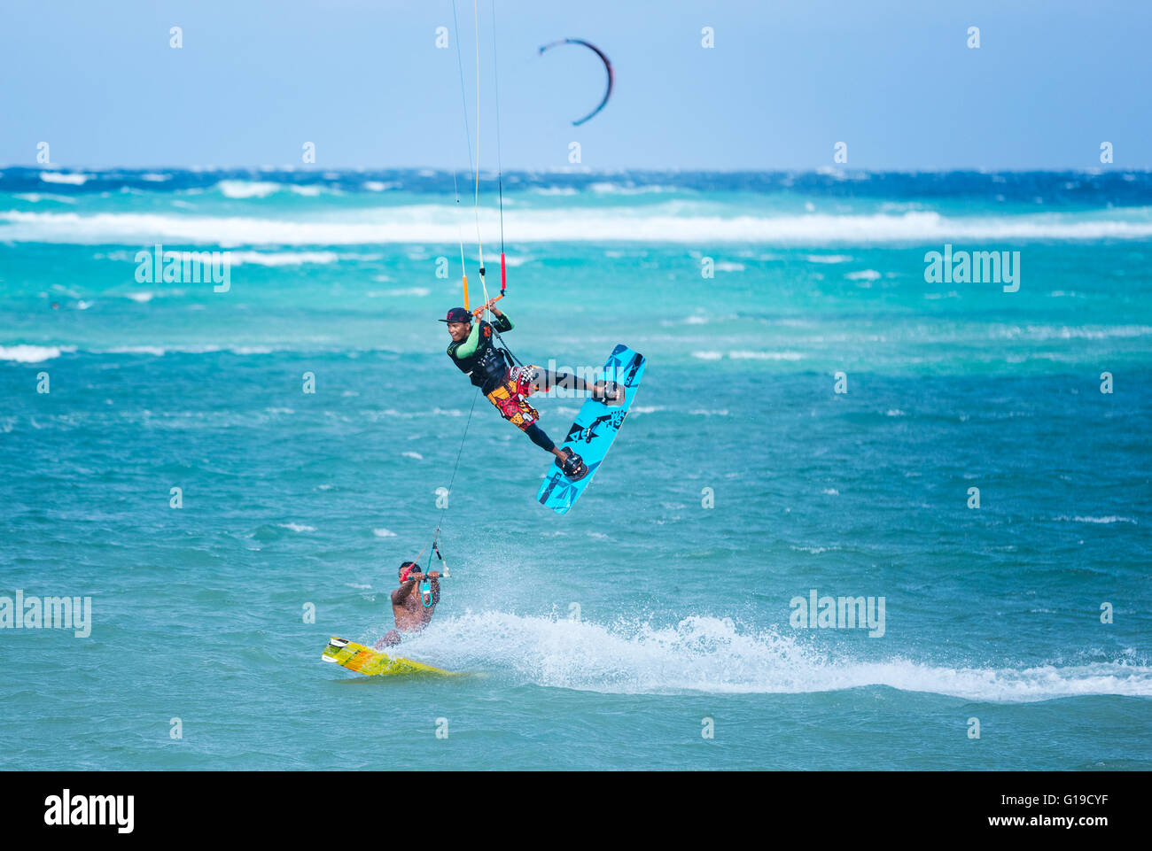 L'île de Boracay, Philippines - Le 25 janvier : deux kiteboarders en utilisant fil neige tout en circonscription, l'un d'entre eux effectuant jump Banque D'Images