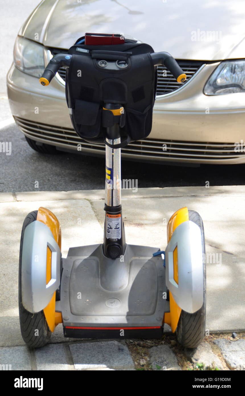 C'est un segway assis sur un trottoir avec aucun coureur autour de Banque D'Images