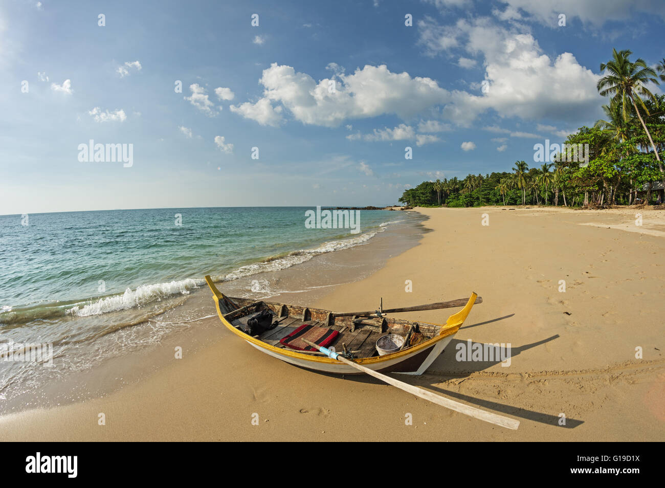 Chaloupe sur une plage tropicale de Koh Lanta Thaïlande Banque D'Images