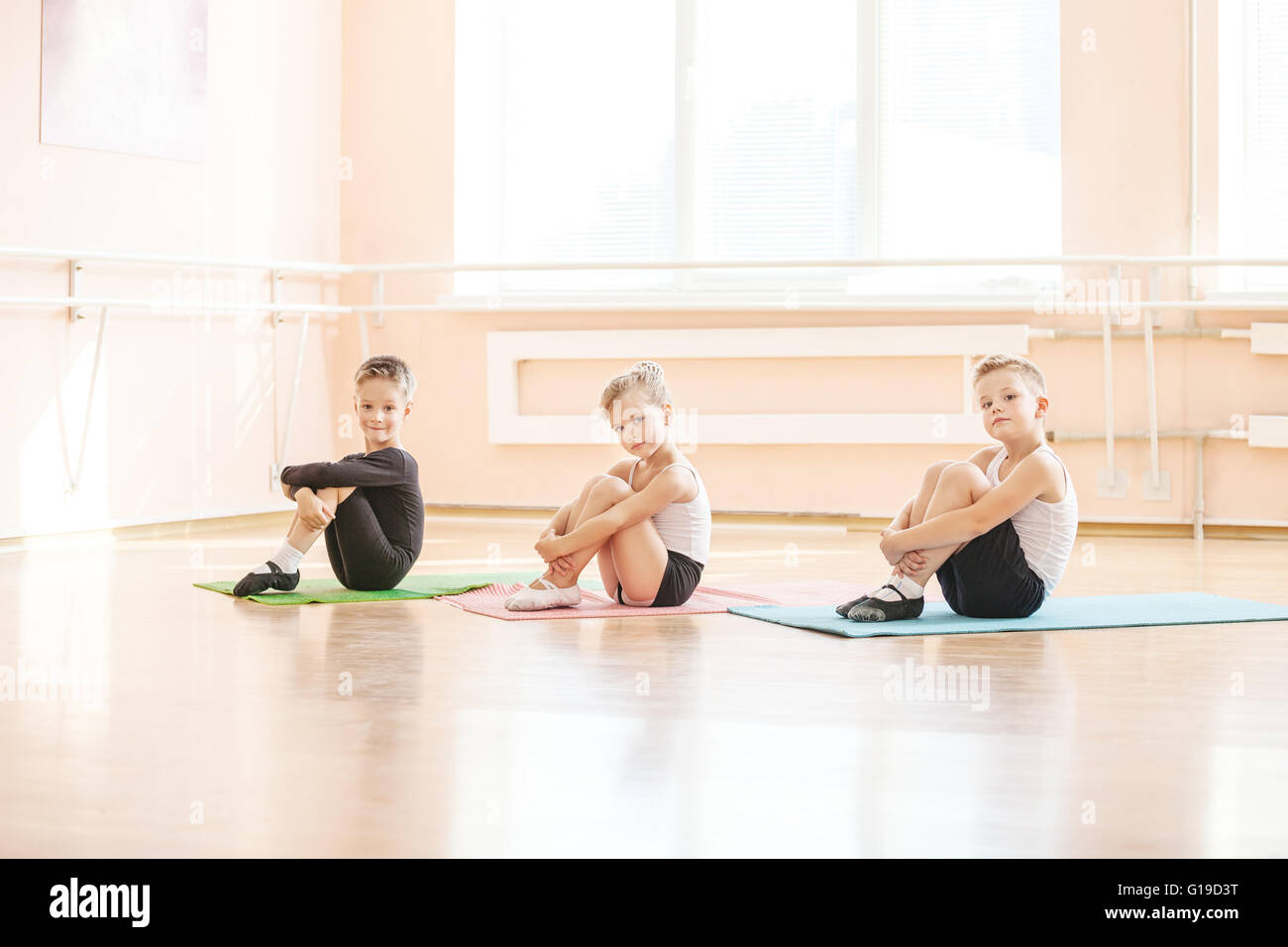 Les jeunes danseurs de ballet à l'échauffement Banque D'Images