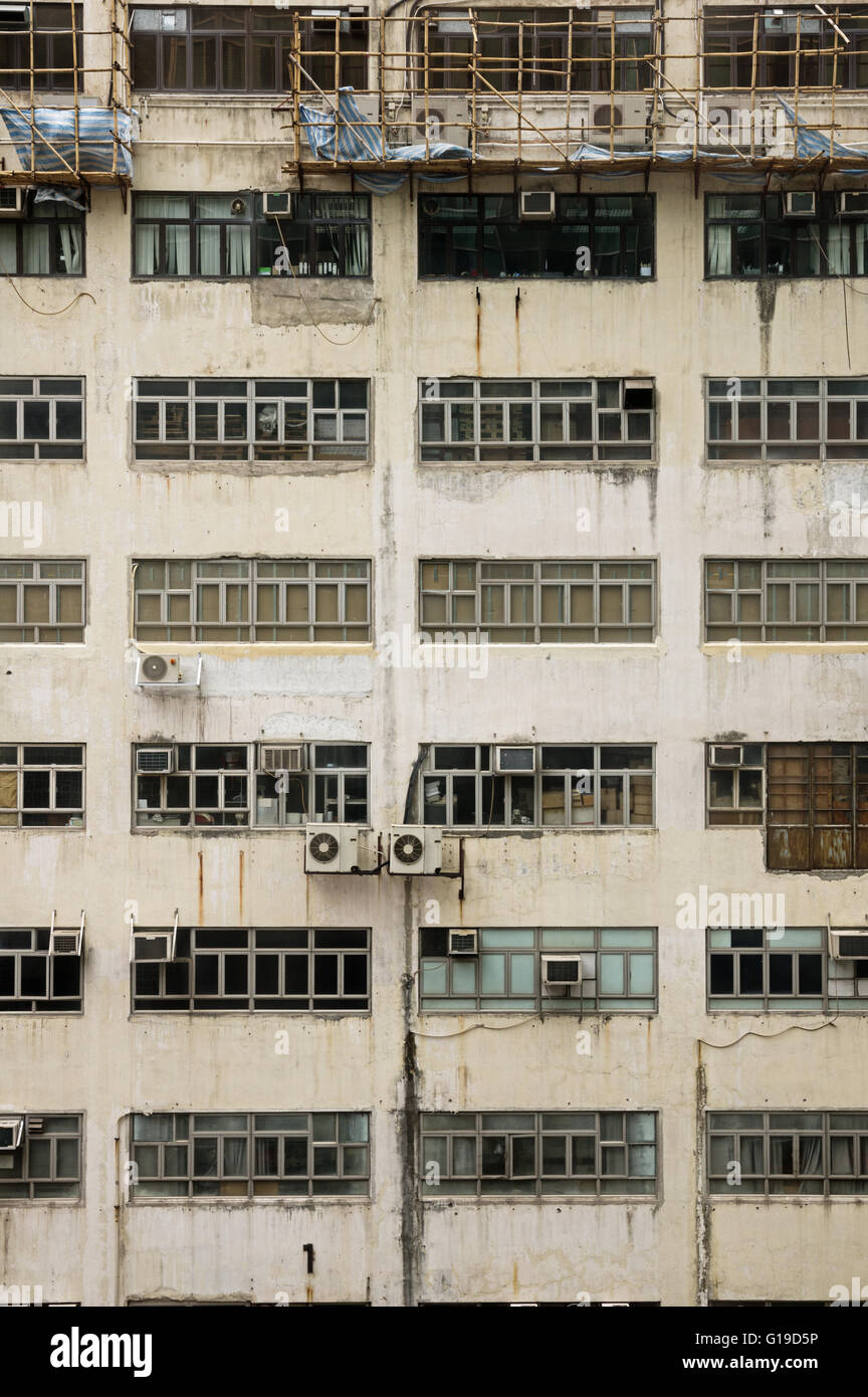 Côté bâtiment miteux avec fenêtres fenêtre Unités de climatisation d'échafaudages et de saleté de Hong Kong Banque D'Images