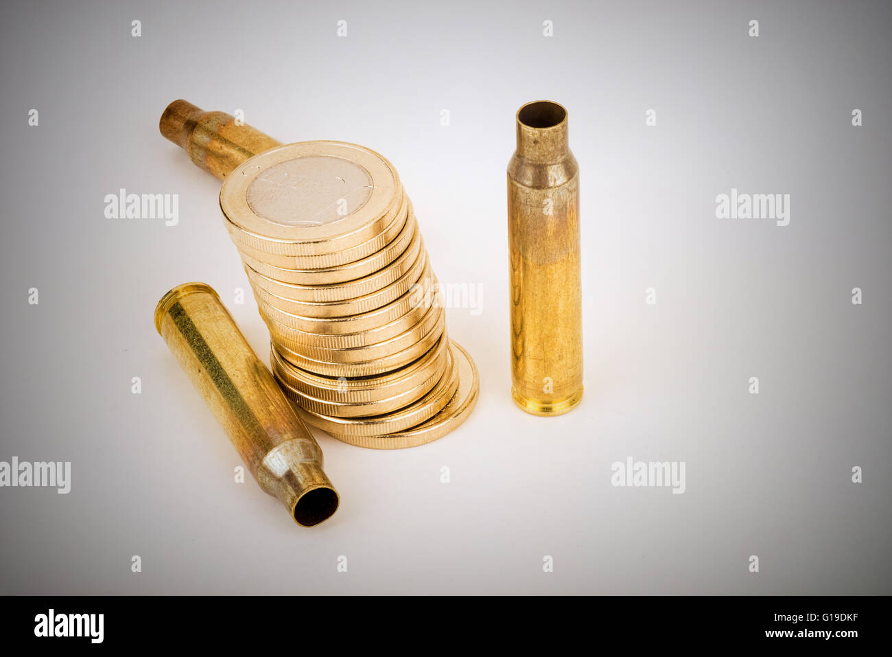 Bullet shells et pièces, un concept de criminalité financière Banque D'Images