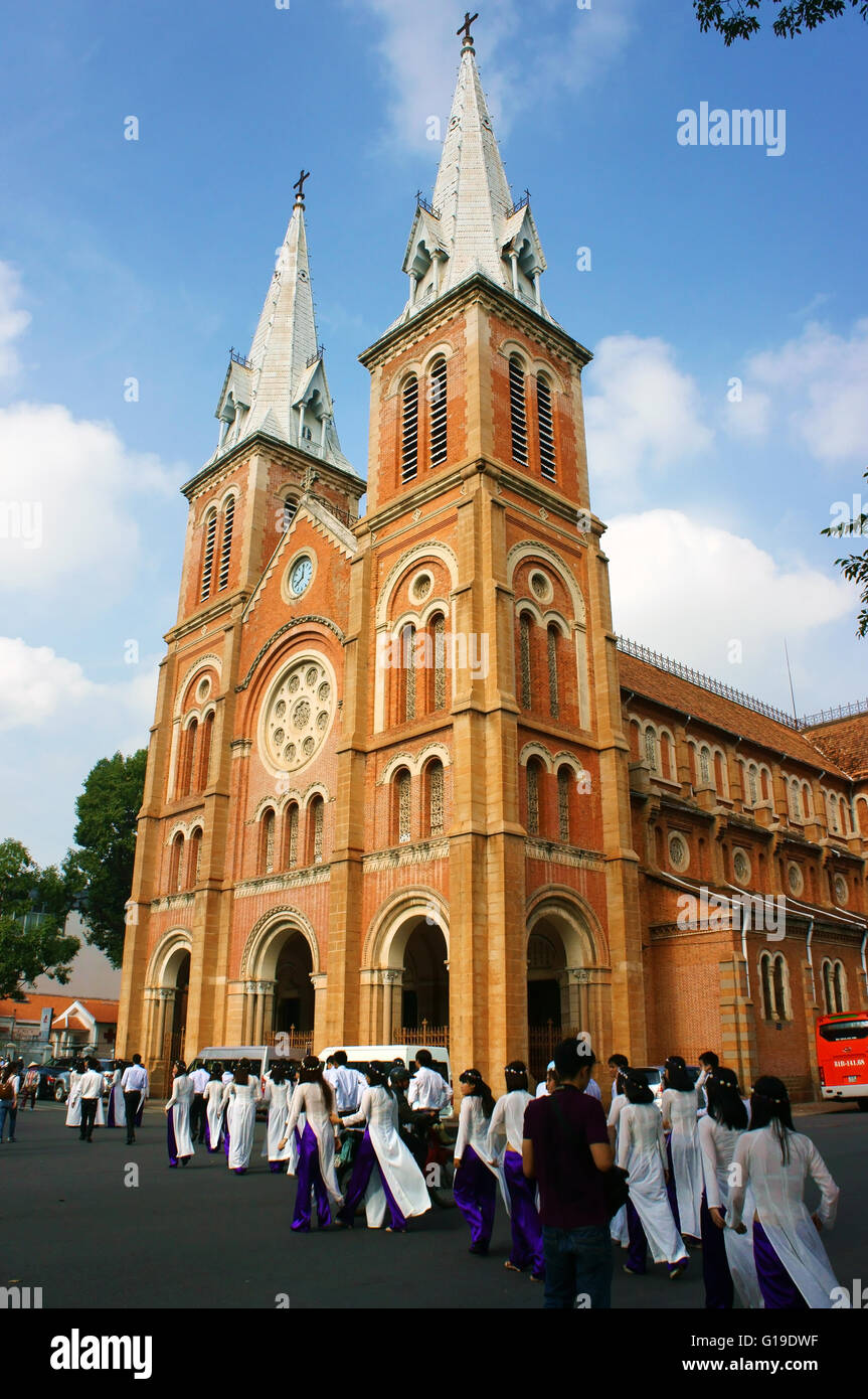 HO CHI MINH ville, VIET NAM, foule d'étudiants vietnamiens en vêtements traditionnels, ao dai, à la Cathédrale Notre Dame de Saigon, Vietnam Banque D'Images