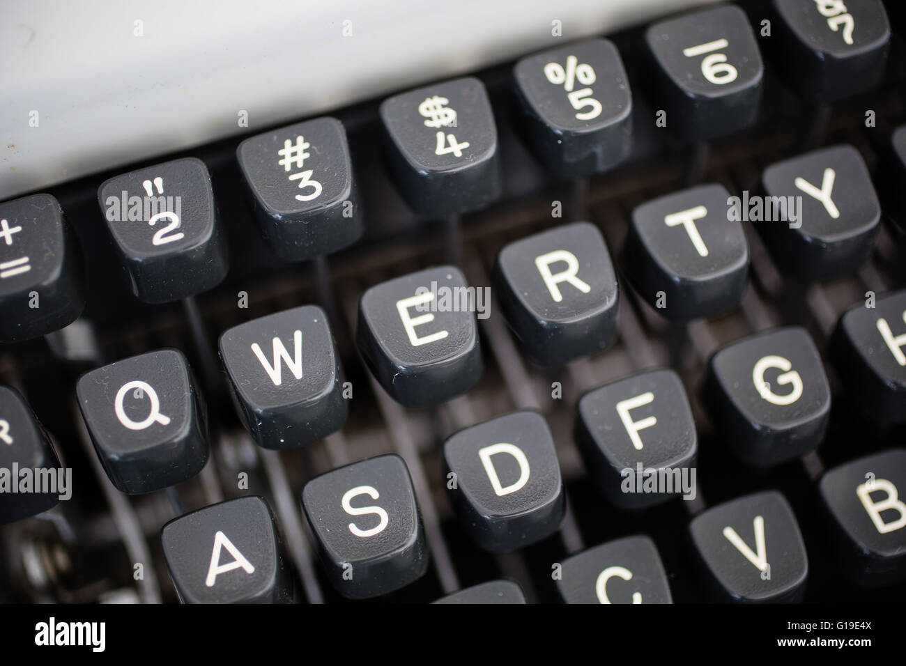 Vue de détail des touches sur un ordinateur portable, machine à écrire en métal vers 1970, sur la diagonale. L'accent est mis sur le clavier AZERTY. Peut être utilisé en symbole Banque D'Images